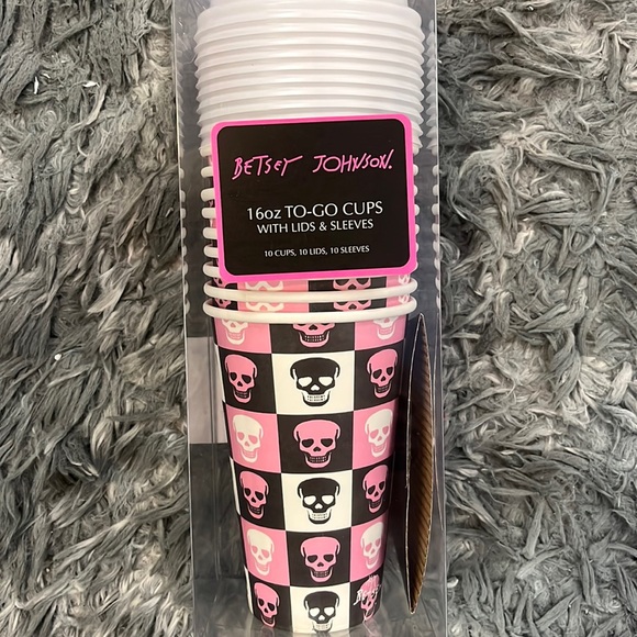 1 hr sale Betsey Johnson skull to go cups - Picture 1 of 4
